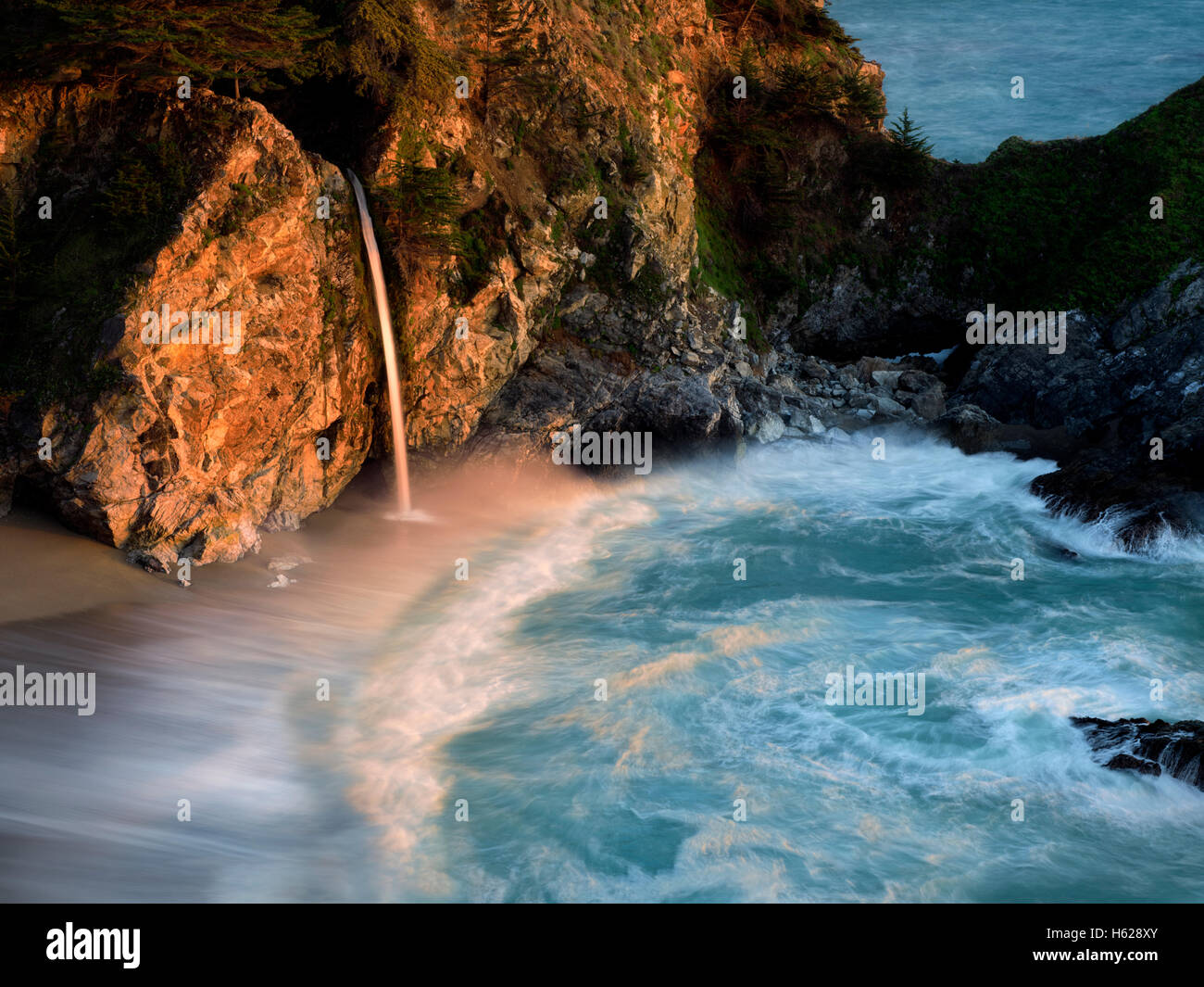 Las cascadas y el océano en el PARQUE ESTATAL JULIA PFEIFFER, California Foto de stock