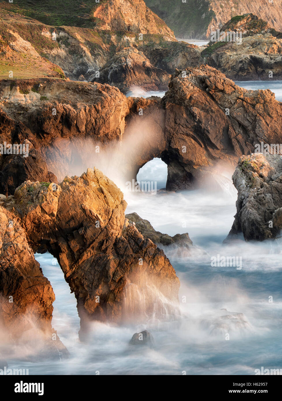 Los arcos y las olas en la costa de Big Sur, California Foto de stock