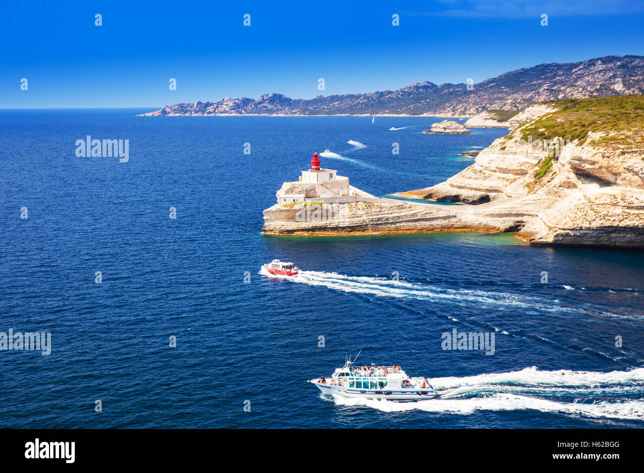 Faro, cerca de Bonifacio en el Acantilado de roca blanca hermosa bahía mar, Córcega, Francia, Europa. Foto de stock