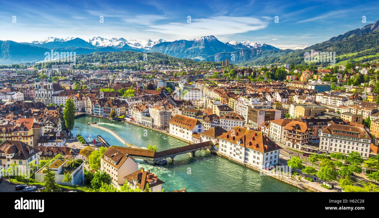 Vistas a los Alpes Suizos y el centro histórico de la ciudad de Lucerna, Suiza. Foto de stock
