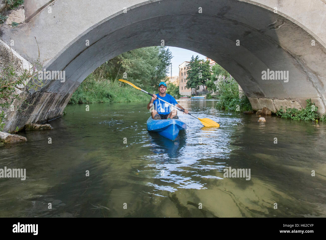 España, Segovia, Hombre en una canoa bajo un puente Foto de stock