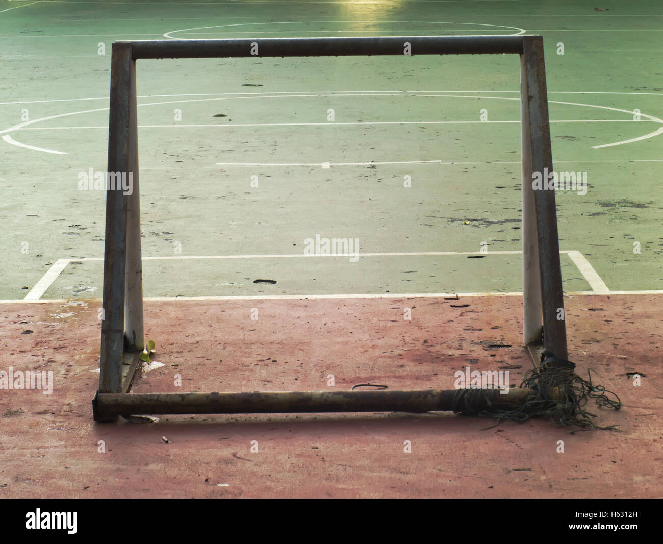 Reverso de la vieja y oxidada, mini fútbol objetivo sin net en la calle en el campo de fútbol Foto de stock