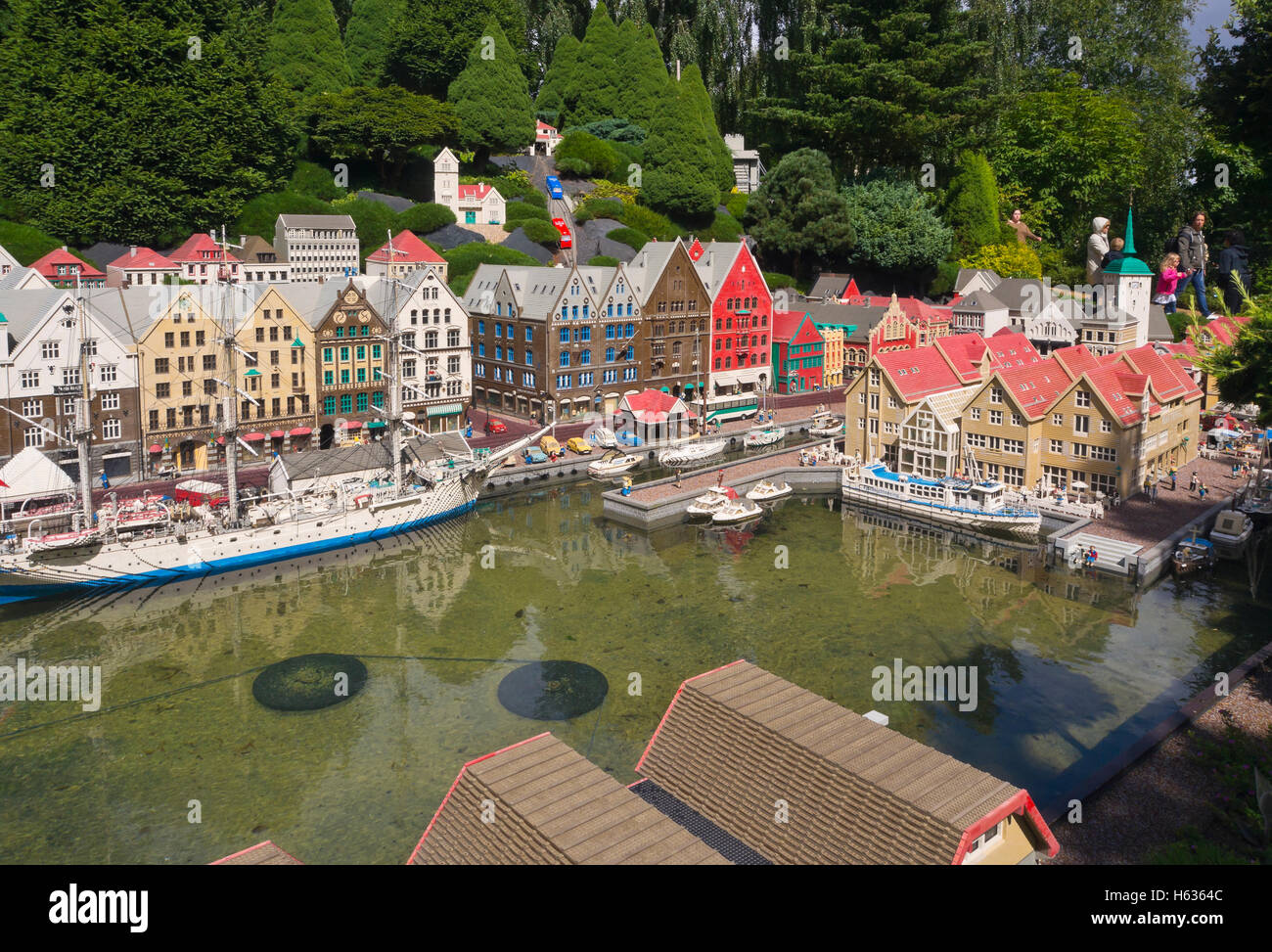 Bryggen( Harbour) en Bergen, Noruega, una atracción turística en sí mismo, aquí recreada en ladrillos LEGO en el Legoland Billund, Dinamarca Foto de stock