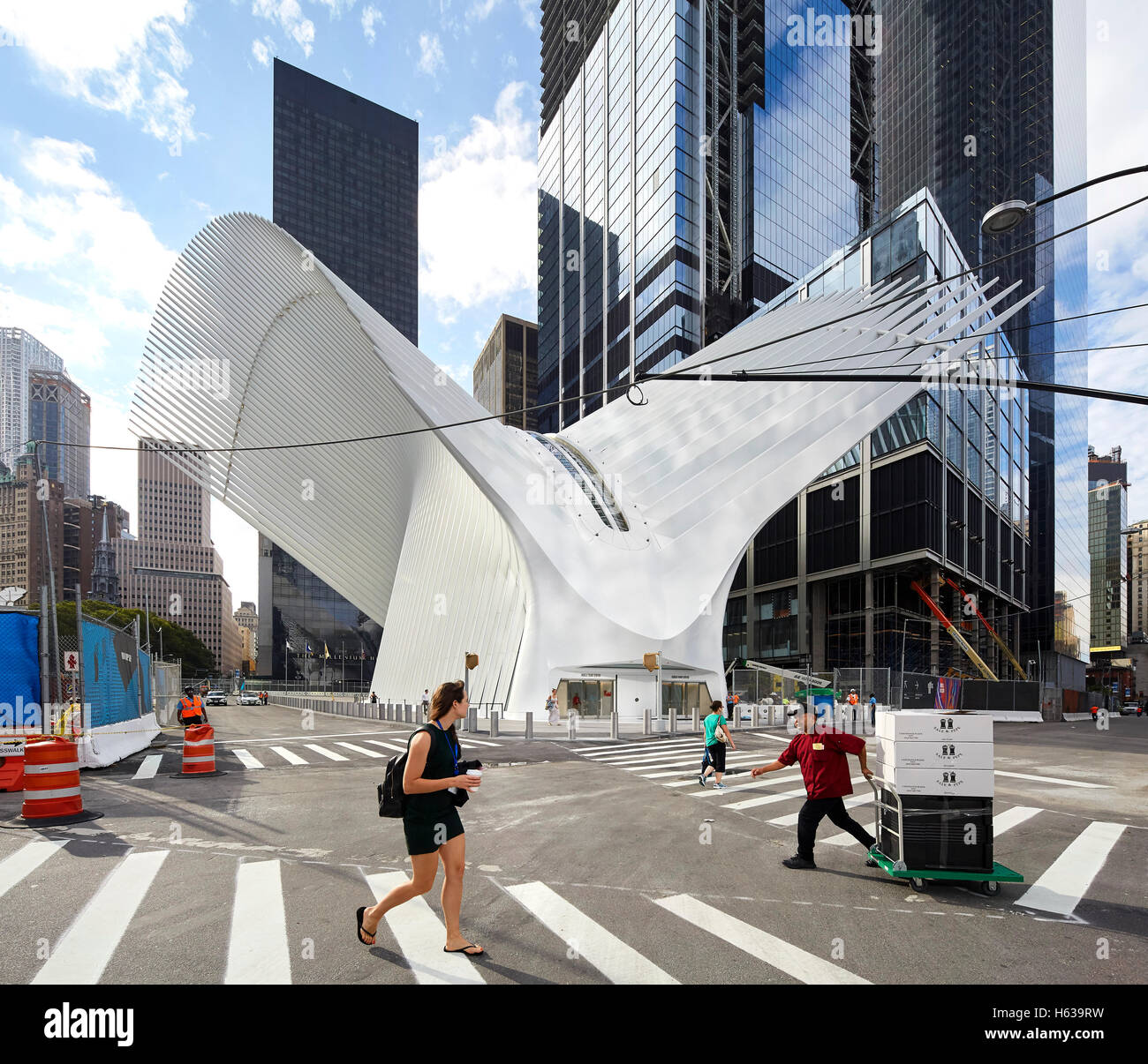 Paso de cebra con entrada desde la calle al centro de transporte. El Oculus, Centro de Transporte del World Trade Center, Nueva York, Estados Unidos. Arquitecto: Santiago Calatrava, 2016. Foto de stock