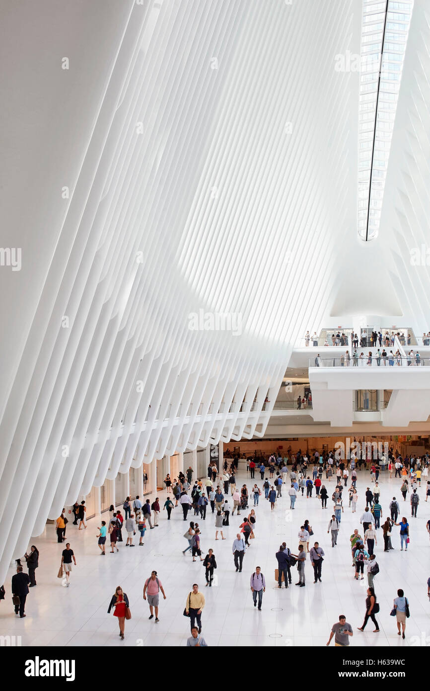 Zona de llegada de la catedral-como la sala de tránsito. El Oculus, Centro de Transporte del World Trade Center, Nueva York, Estados Unidos. Arquitecto: Santiago Calatrava, 2016. Foto de stock