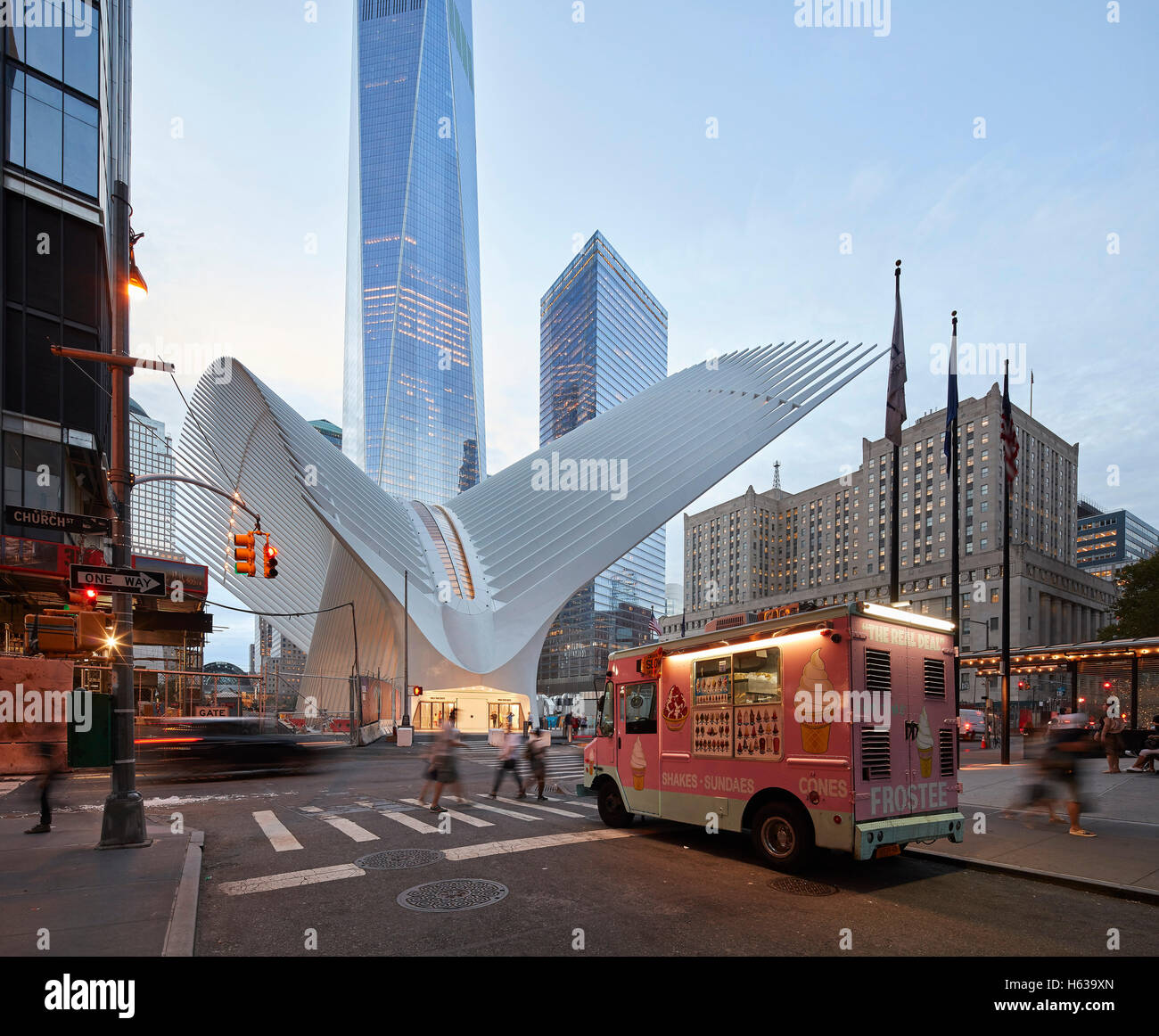 Escena callejera con Oculus entrada al anochecer. El Oculus, Centro de Transporte del World Trade Center, Nueva York, Estados Unidos. Arquitecto: Santiago Calatrava, 2016. Foto de stock