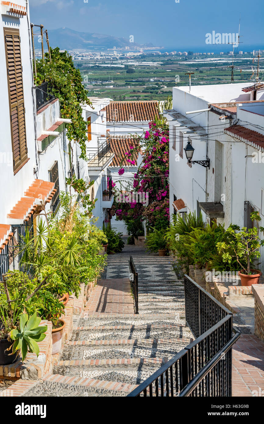 Hermosa calle angosta en Salobreña Salobreña (casco antiguo), el líder del castillo, España Foto de stock