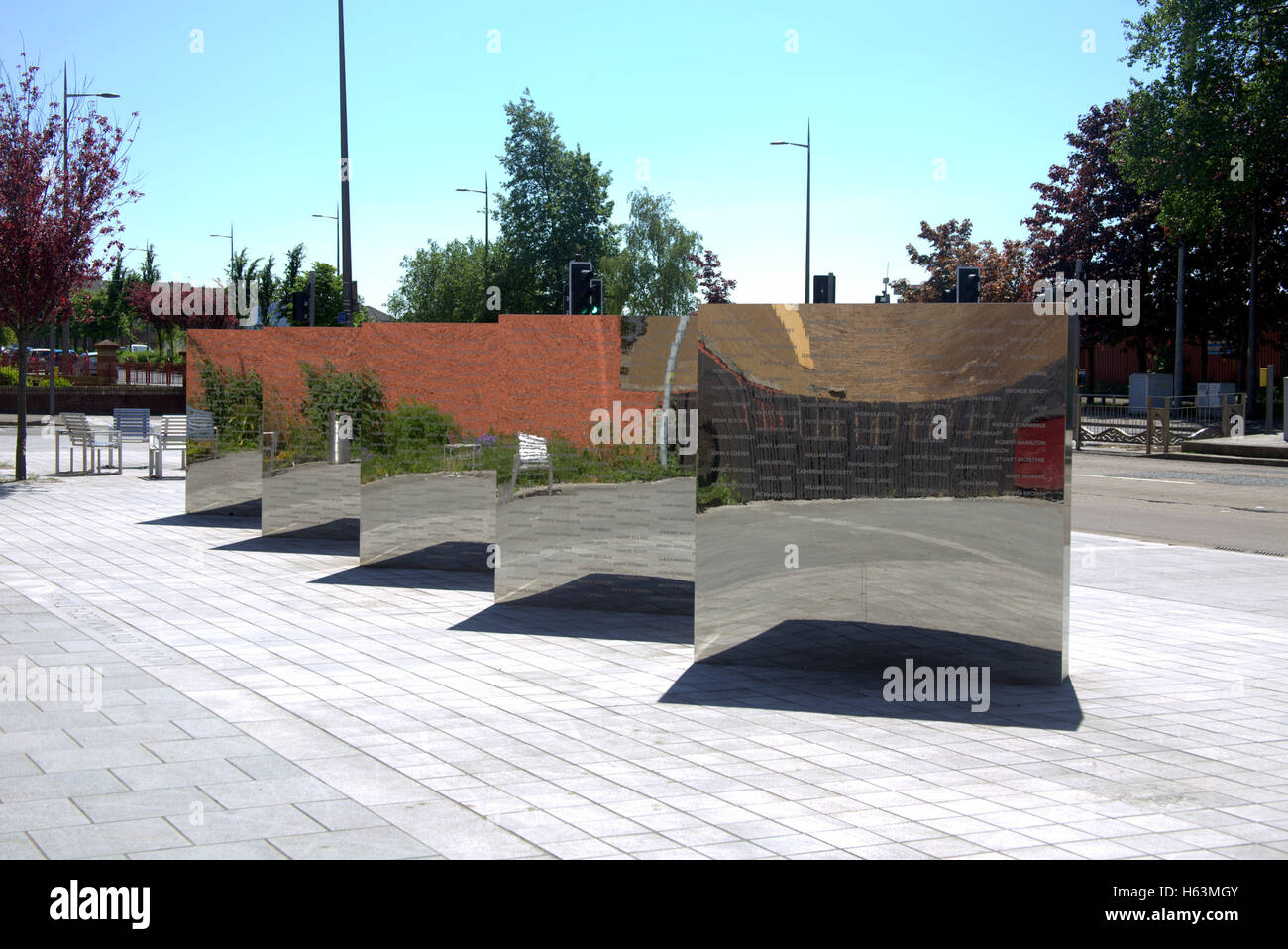 Amianto internacional Memorial en Clydebank espejos con los nombres si las víctimas grabados sobre ellos. Foto de stock