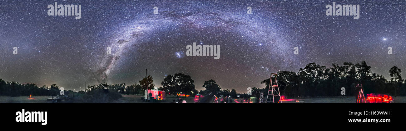 Un panorama de 360° sobre el cielo del hemisferio sur a través de la estrella OzSky parte, abril de 2016, cerca de Coonabrabran, NSW, Australia. A la izquierda del centro es Foto de stock