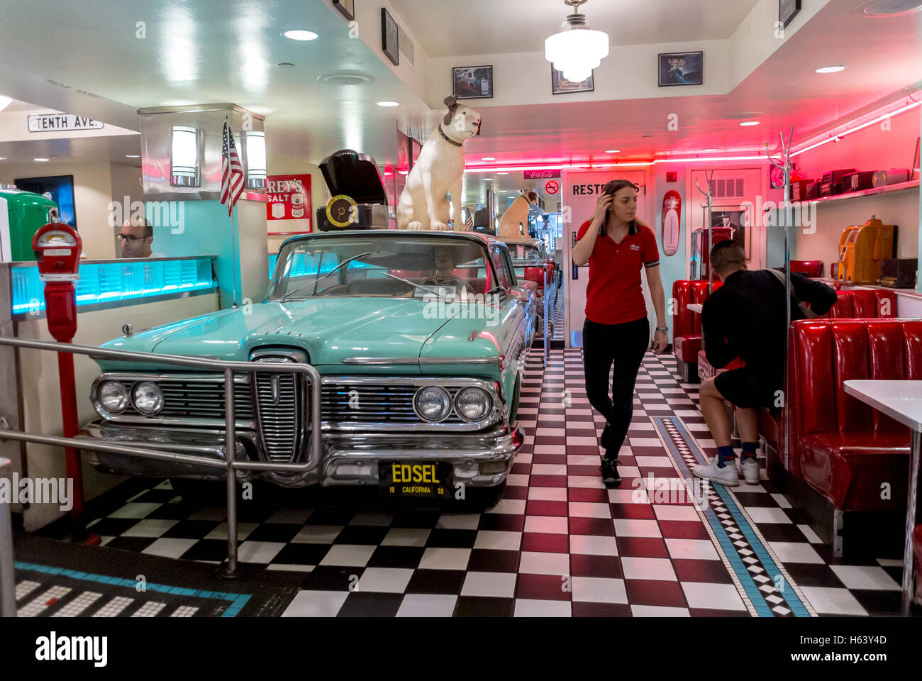 San Francisco, CA, EE.UU., Waitress Walking Inside Lori's American Retro Diner Restaurant, con Edsel Car vintage en la exposición, diseño interior americano Foto de stock