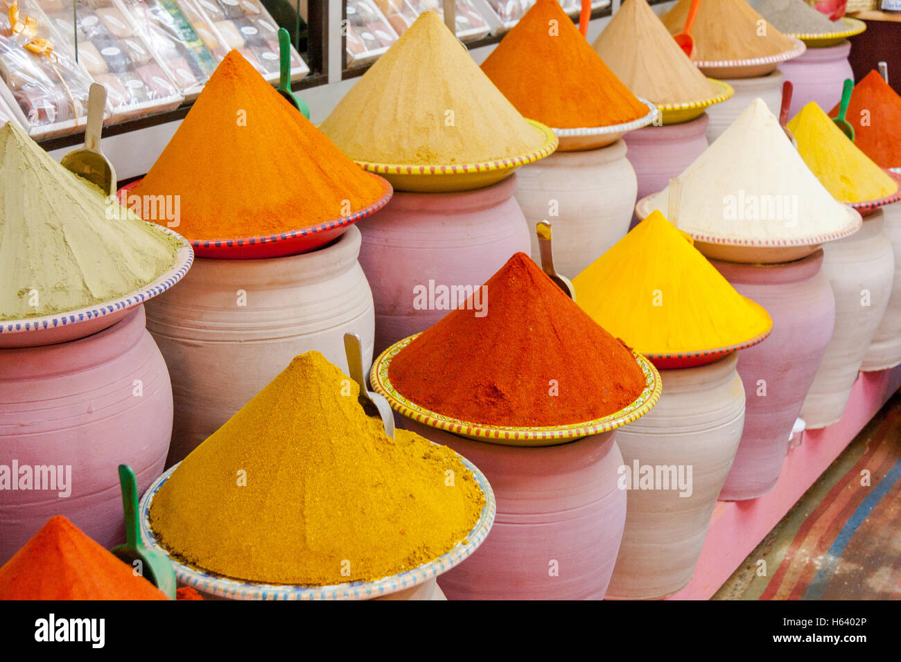 Montículos de coloridas especias en la tienda de especias Foto de stock