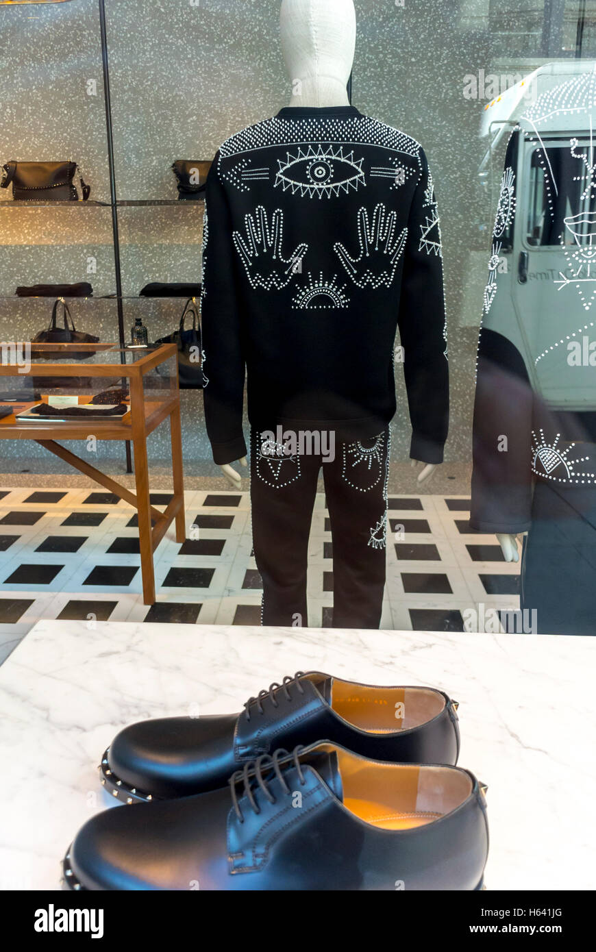 San Francisco, CA, EE.UU., ventana de tienda, Tienda de ropa de lujo ' Valentino' exposición de ropa para hombre, accesorios de alta costura  Fotografía de stock - Alamy