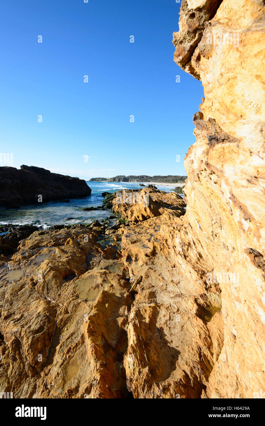 Ver almohadas de lava. Esta roca forma es más a menudo el resultado de erupciones de un volcán submarino.Narooma Surf Beach, Nueva Gales del Sur (NSW, Australia Foto de stock