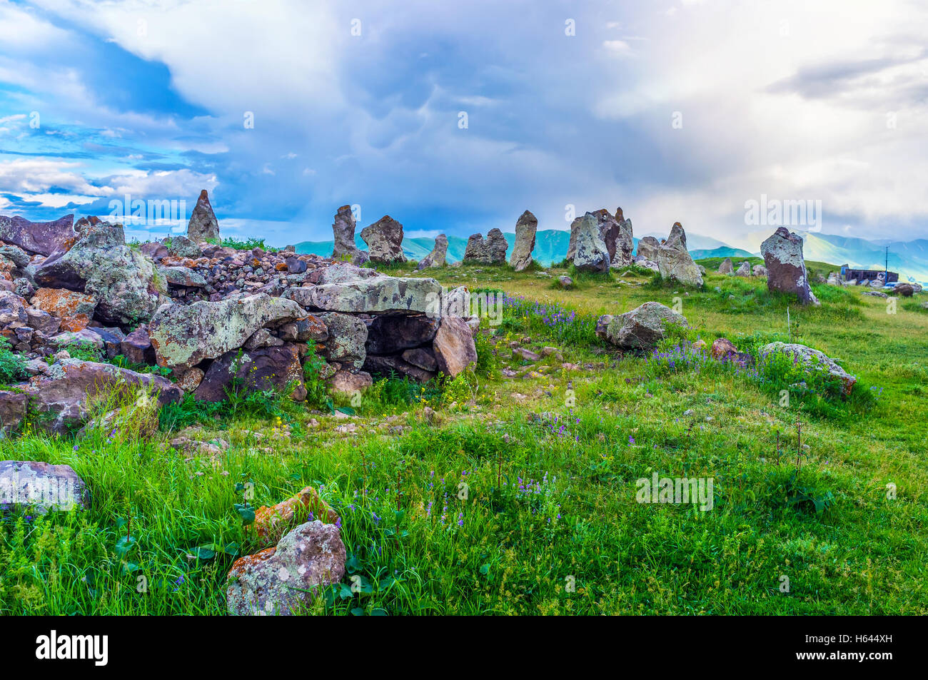 La caminata entre la mística y el ejército único de piedras (Zorats Karer) del sitio arqueológico, Carahunge Sisian, Syunik Provincia Foto de stock