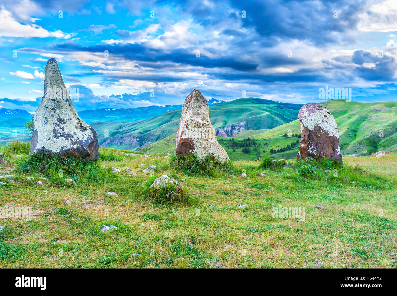 Las coloridas nubes sobre las piedras de Carenish sitio arqueológico, también conocido como Zorats Karer, Sisian, Syunik, Armenia Foto de stock