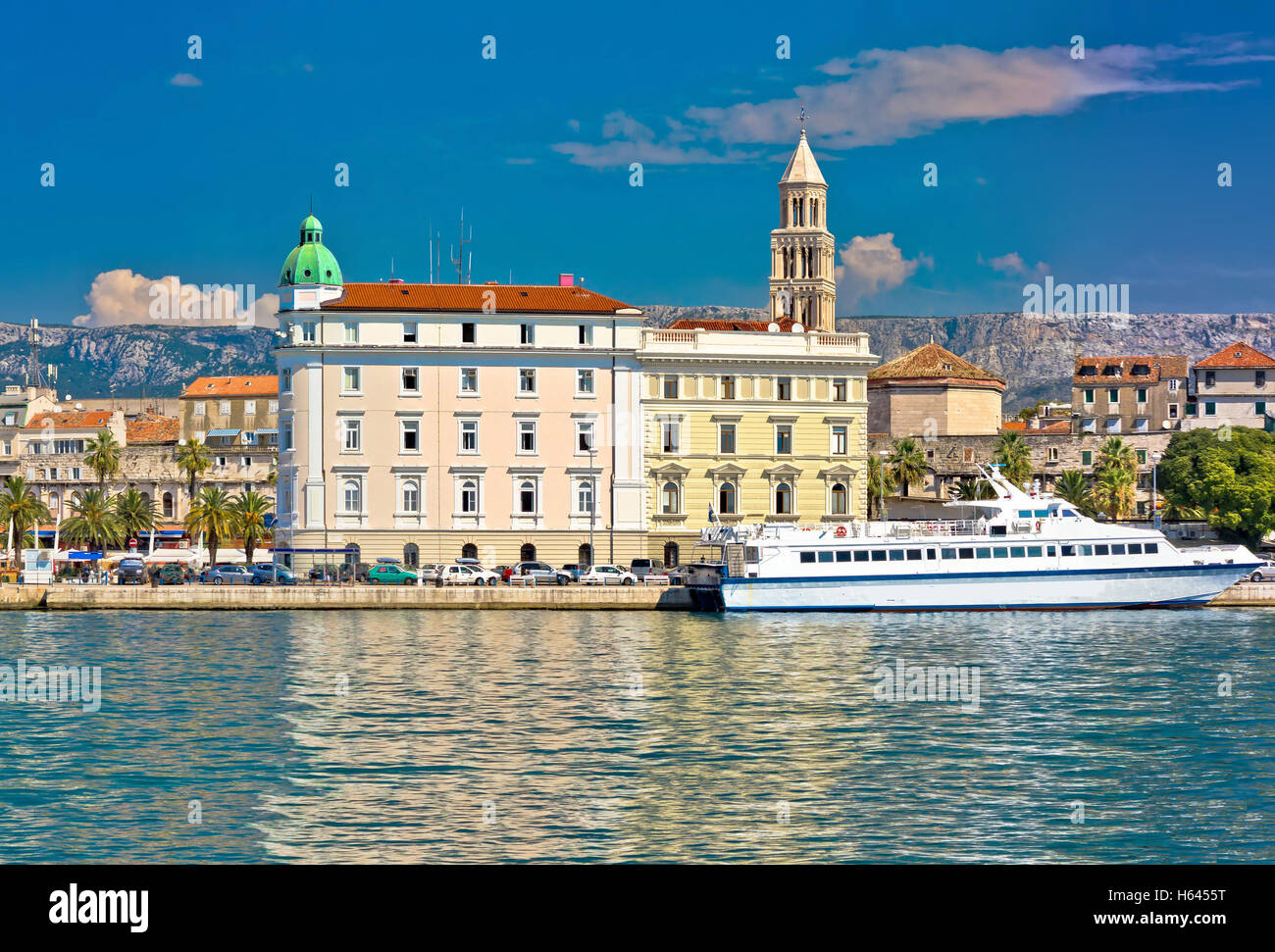 Ciudad de Split waterfront vista de la arquitectura, Dalmacia, Croacia Foto de stock