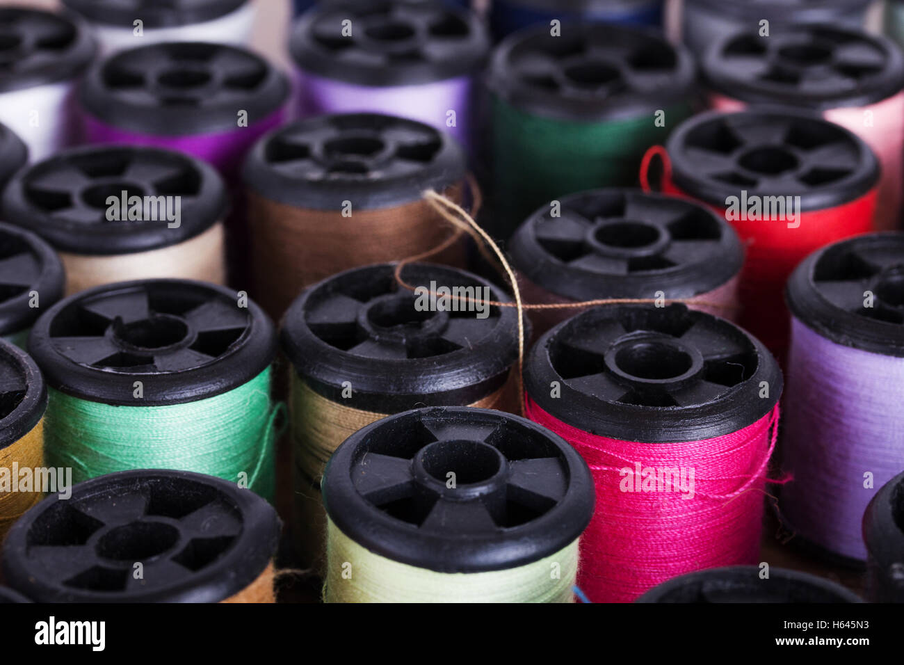 Bobinas de algodón de colores para máquinas de coser fotografías e imágenes  de alta resolución - Alamy