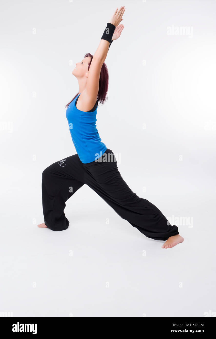 Mujer haciendo ejercicios de yoga, 'guerrero Foto de stock