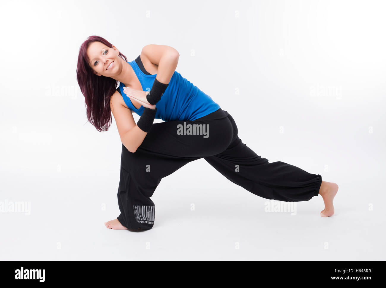 Mujer haciendo ejercicios de yoga, 'guerrero Foto de stock