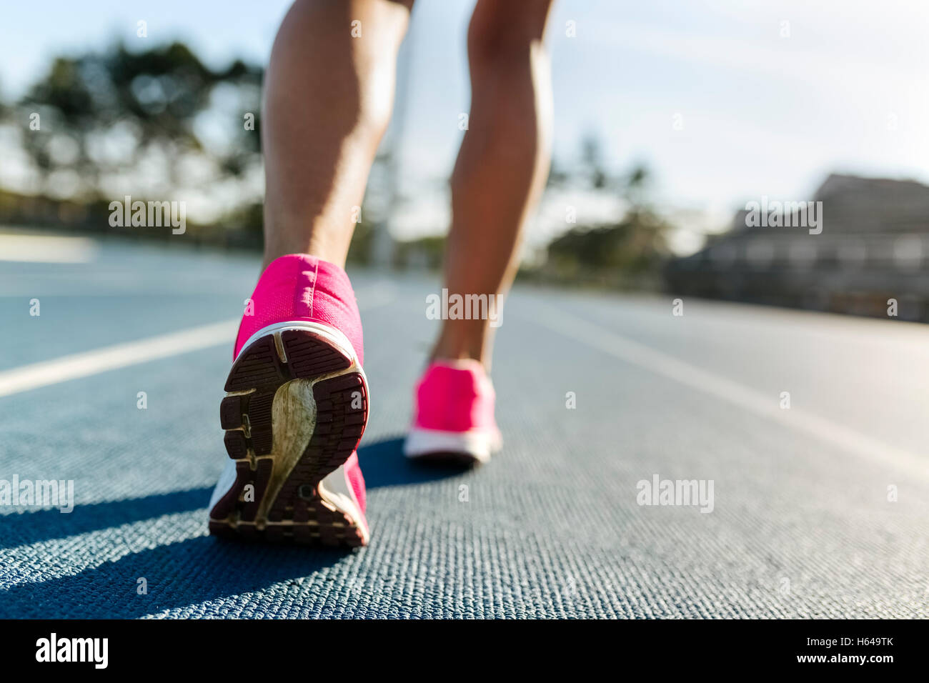 Las piernas de atleta femenina girando en el circuito Foto de stock