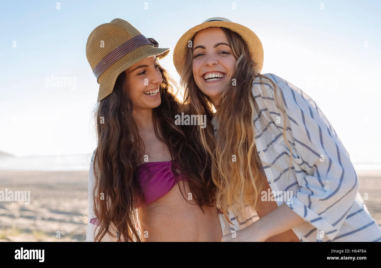 Retrato de dos mejores amigas con sombreros en la playa Fotografía de stock  - Alamy