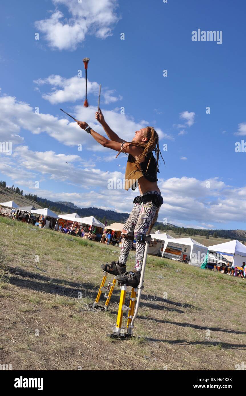 Malabarista con zancos en el Festival de Cultura consciente Foto de stock