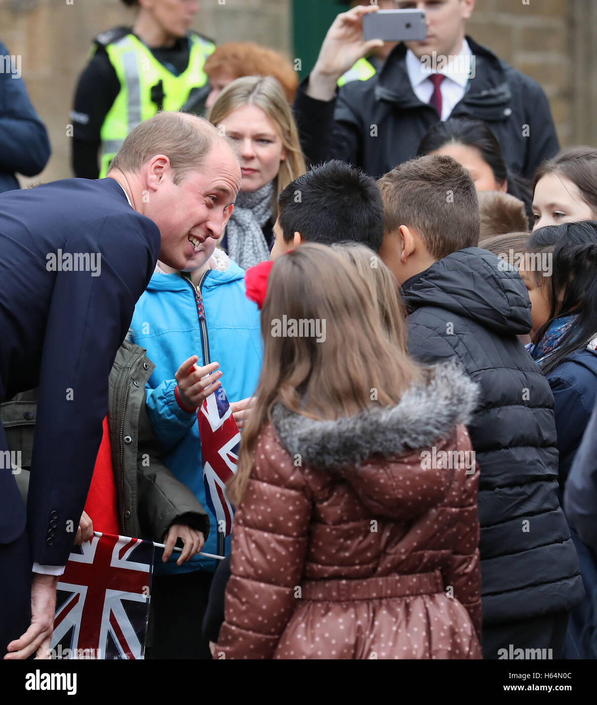El Duque de Cambridge, conocido como el Conde de Strathearn, en Escocia, se reúne a los niños de la escuela primaria de Allan como él deja el Argyll and Sutherland Highlanders Regimental Museo en El Castillo de Stirling después de una visita. Foto de stock