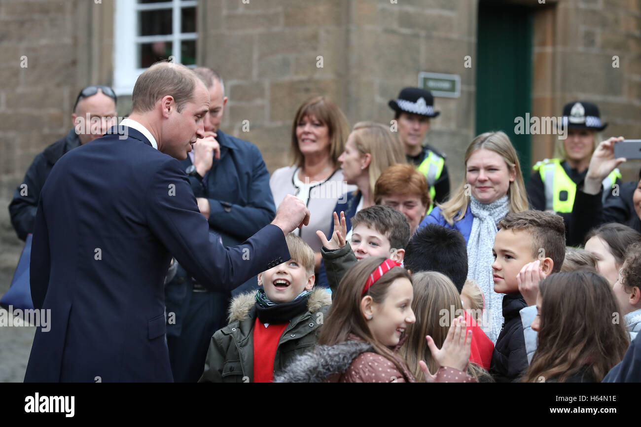 El Duque de Cambridge, conocido como el Conde de Strathearn, en Escocia, se reúne a los niños de la escuela primaria de Allan como él deja el Argyll and Sutherland Highlanders Regimental Museo en El Castillo de Stirling después de una visita. Foto de stock