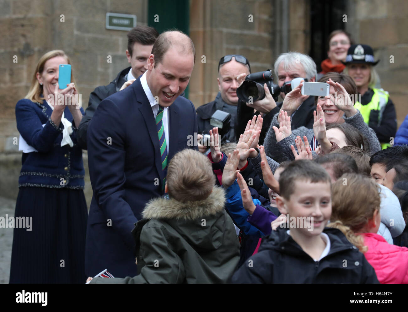 El Duque de Cambridge, conocido como el Conde de Strathearn, en Escocia, se reúne a los niños de la escuela primaria de Allan como él deja el Argyll and Sutherland Highlanders Regimental Museo en El Castillo de Stirling después de una visita. Foto de stock