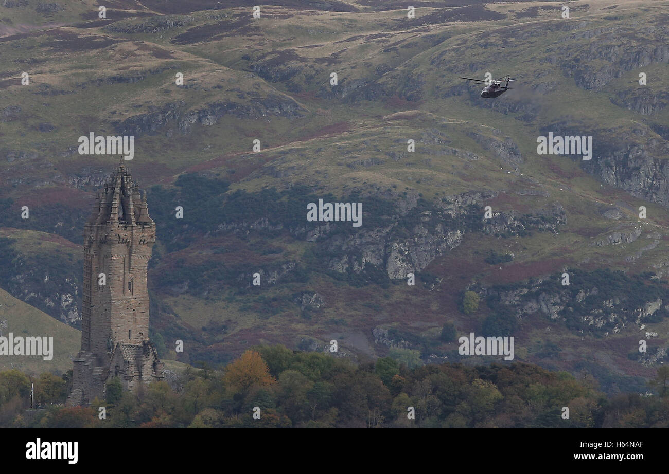 Un helicóptero con el Duque de Cambridge, conocido como el Conde de Strathearn, en Escocia, a bordo de las moscas más allá del monumento Wallace después de haber dejado el Argyll and Sutherland Highlanders Regimental Museo en El Castillo de Stirling después de una visita. Foto de stock