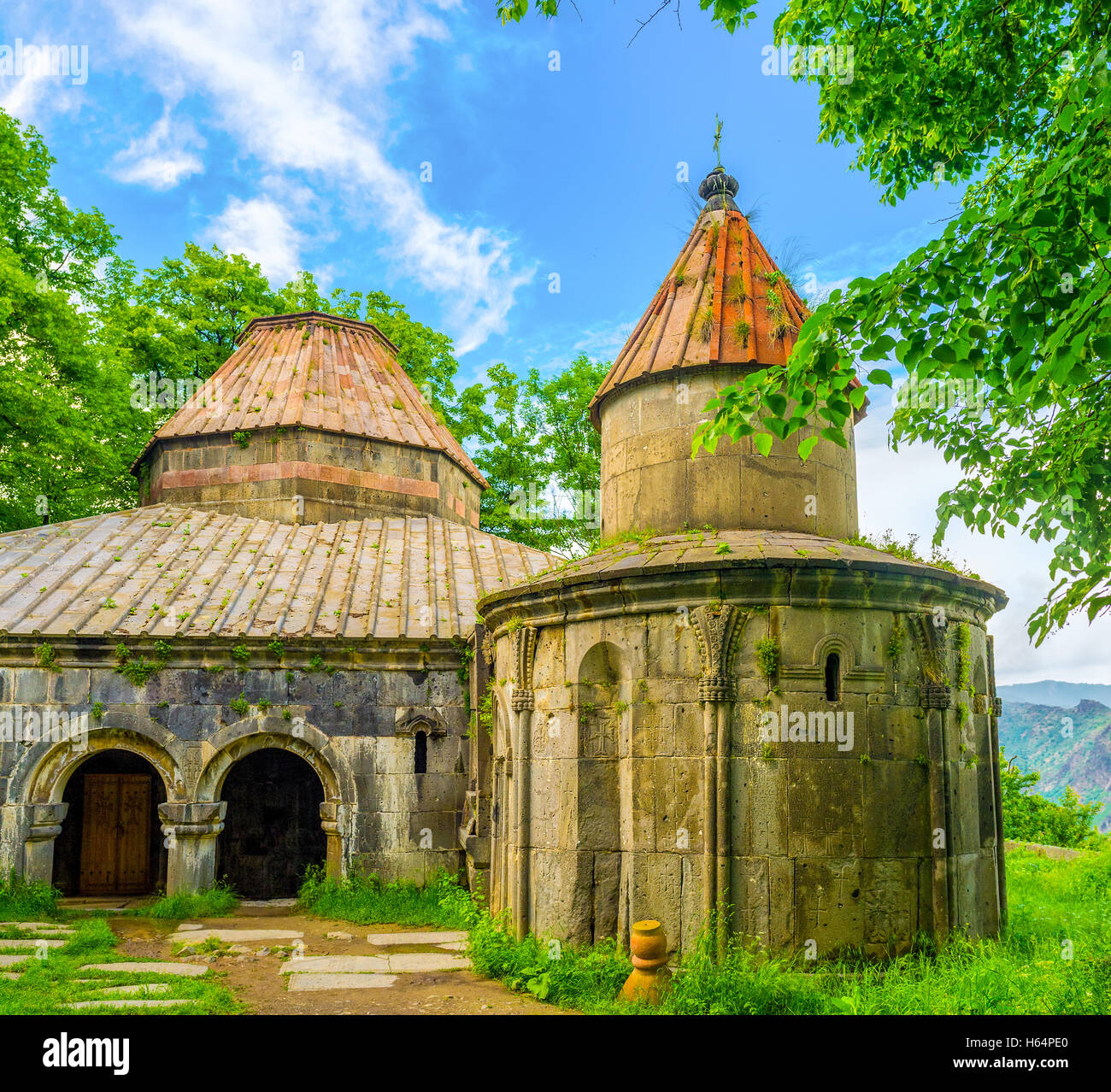 La iglesia de San Grigor rotunda y el edificio de la biblioteca medieval monasterio de Sanahin, Alaverdi suburbio, Armenia. Foto de stock