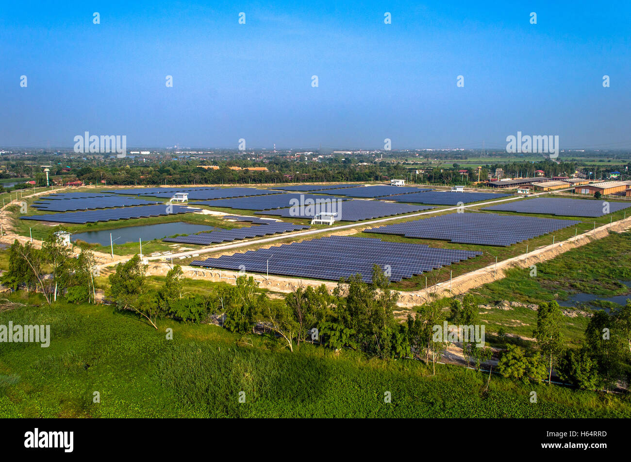 Granja Solar paneles solares foto aérea desde el aire Foto de stock