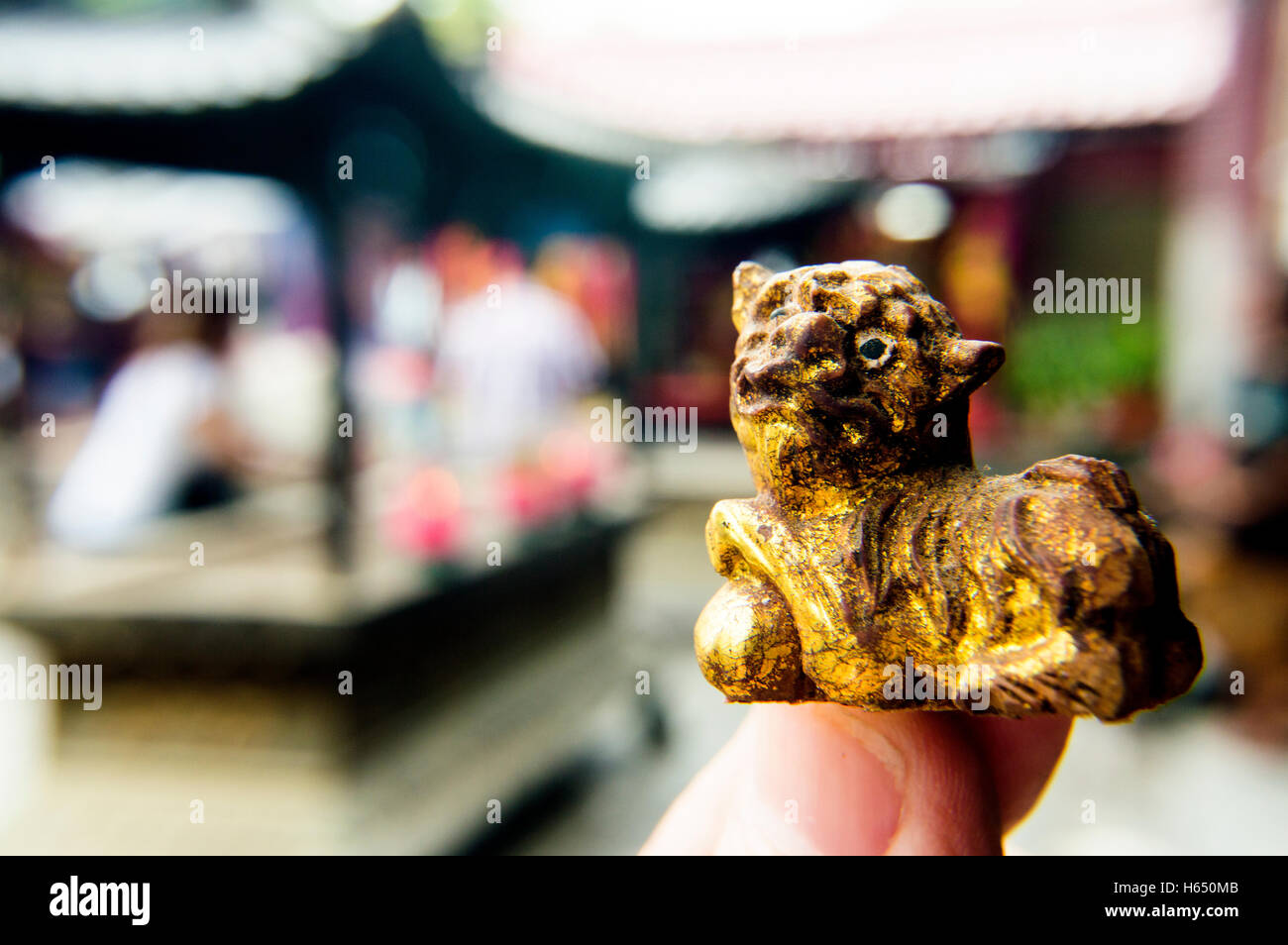 Pequeño templo de madera guardian figura celebrada fuera del templo de la Diosa de la Piedad, Georgetown, Penang, Malasia Foto de stock