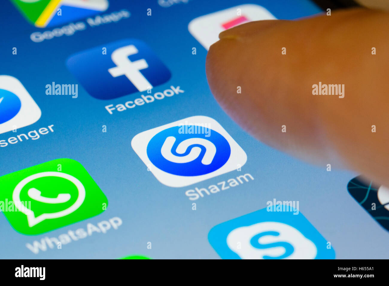 Reconocimiento de música Shazam app close up en la pantalla del teléfono inteligente iPhone Foto de stock