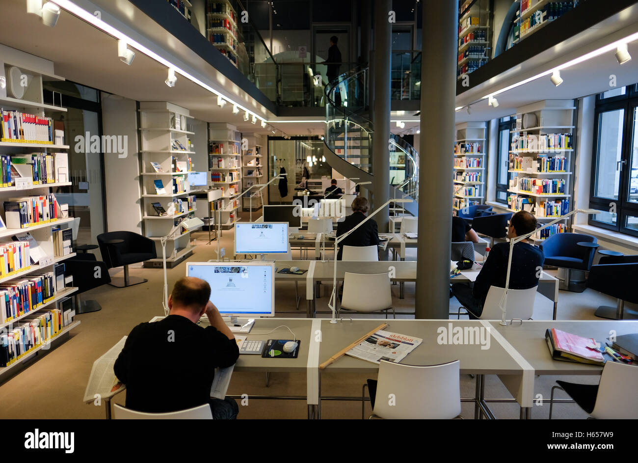 Hamburgo, Alemania. 24 Oct, 2016. Visitas a la biblioteca pueden verse en  la lectura en la Cámara de Commerzbibliothek Commernce en Hamburgo,  Alemania, 24 de octubre de 2016. Los 281 años de