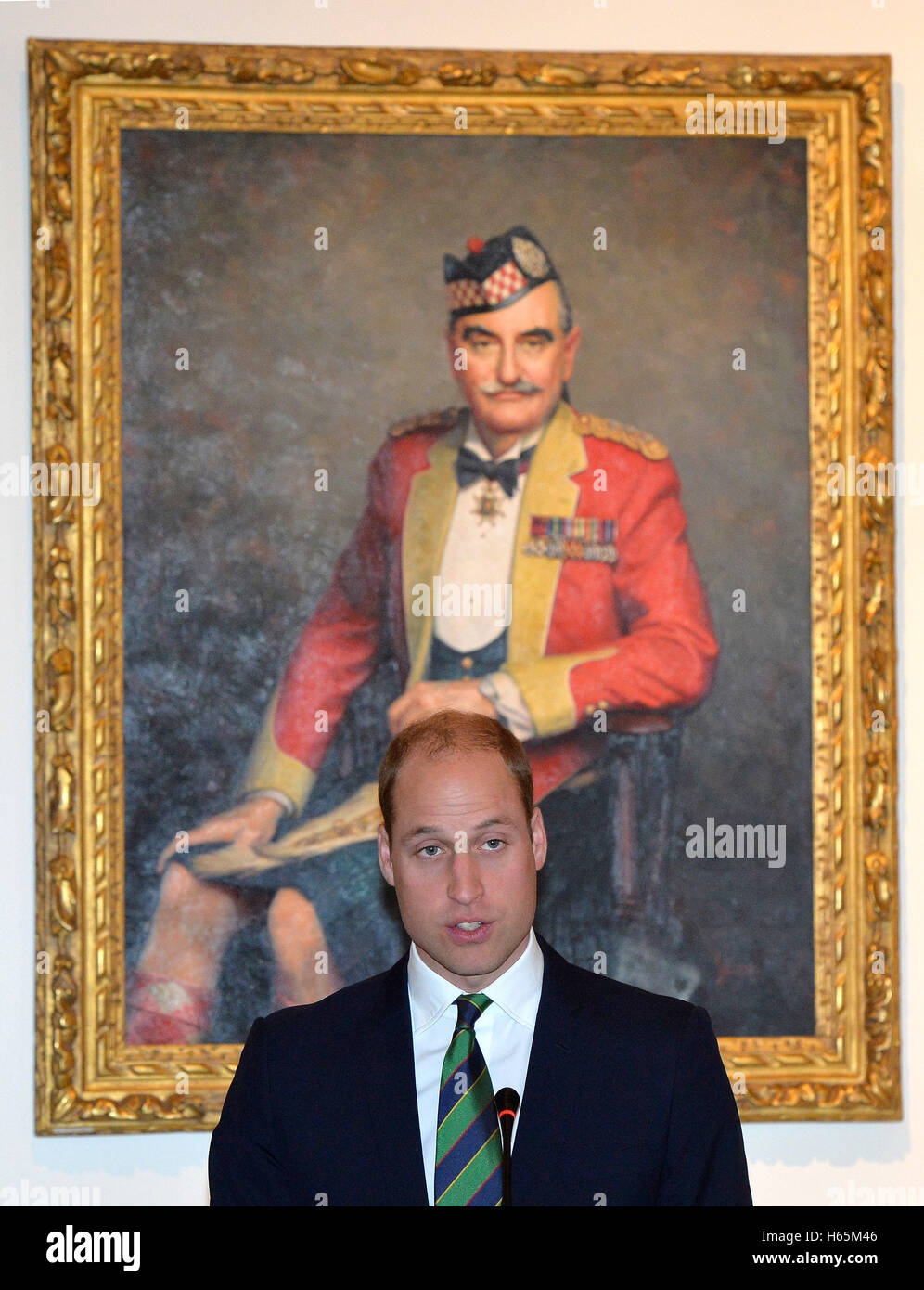 El Duque de Cambridge, conocido como el Conde de Strathearn en Escocia, habla durante una visita a Argyll and Sutherland Highlanders Regimental Museo en El Castillo de Stirling. Foto de stock