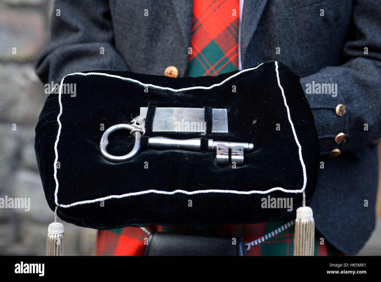 El conde de Mar y Kellie es la clave al Castillo de Stirling durante una visita del Duque de Cambridge, conocido como el Conde de Strathearn en Escocia, Argyll and Sutherland Highlanders Regimental Museo en El Castillo de Stirling. Foto de stock