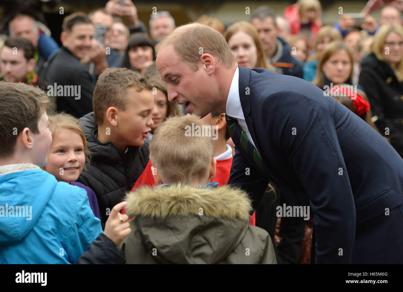 El Duque de Cambridge, conocido como el Conde de Strathearn en Escocia, cumple con los niños locales durante una visita a Argyll and Sutherland Highlanders Regimental Museo en El Castillo de Stirling. Foto de stock