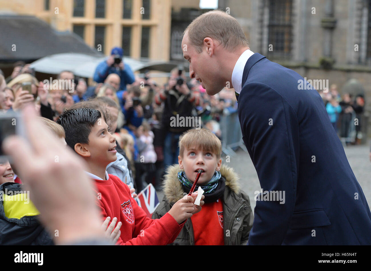 El Duque de Cambridge, conocido como el Conde de Strathearn en Escocia, cumple con los niños locales durante una visita a Argyll and Sutherland Highlanders Regimental Museo en El Castillo de Stirling. Foto de stock