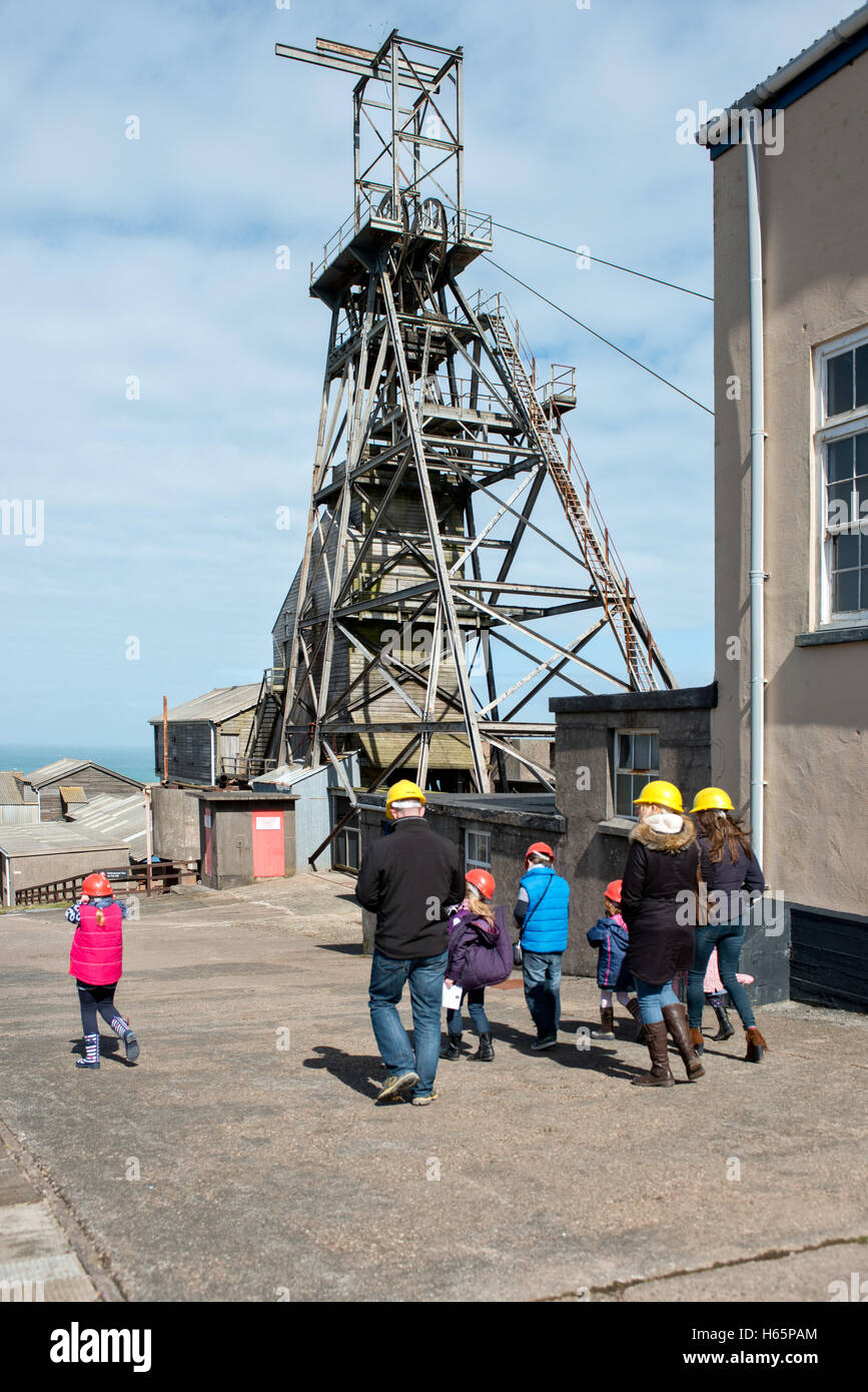 Los visitantes en la histórica mina de tim Geevor, ahora un museo en Cornualles, Reino Unido Foto de stock
