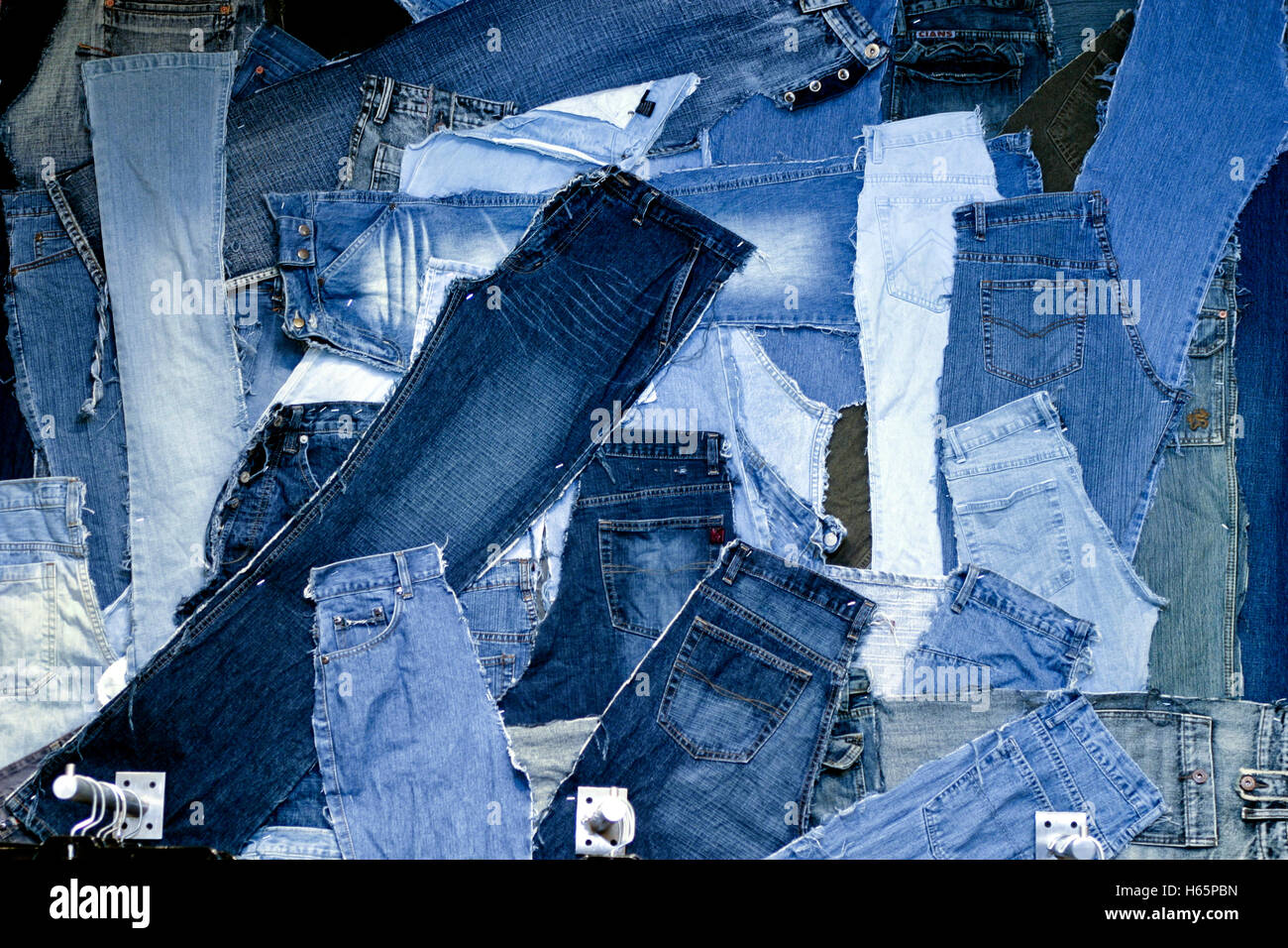 Collage de jeans y denim sobre rieles Fotografía de stock - Alamy