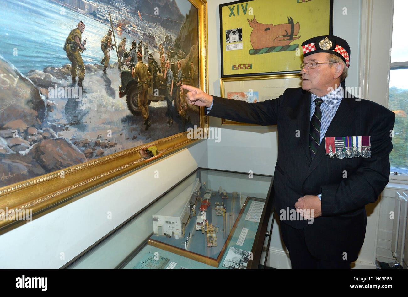 El teniente coronel Alexander Grant (IDT), apunta a si mismo en una pintura de la Aden conflicto en 1967, durante una visita del Duque de Cambridge, conocido como el Conde de Strathearn en Escocia, Argyll and Sutherland Highlanders Regimental Museo en El Castillo de Stirling. Foto de stock