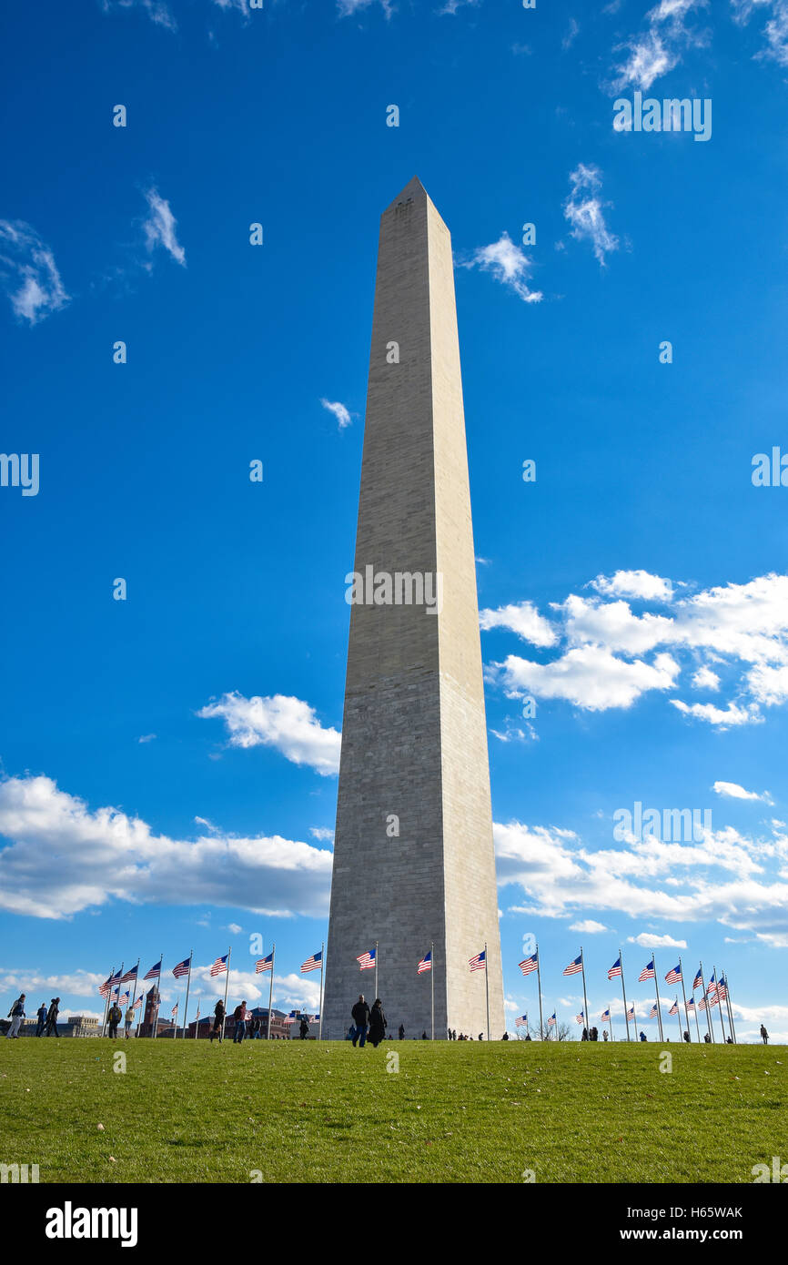 Washington DC, Estados Unidos. Vista del Monumento a Washington en el cielo azul. Foto de stock
