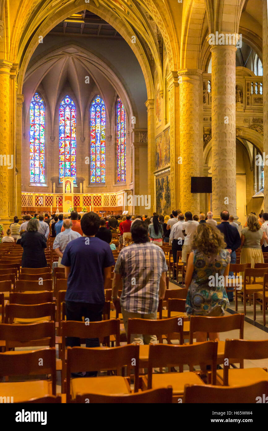 La ciudad de Luxemburgo, Luxemburgo - Julio 12, 2015: la gente durante la misa en la Iglesia de San Miguel, la ciudad de Luxemburgo en julio, 12, 2015. Foto de stock