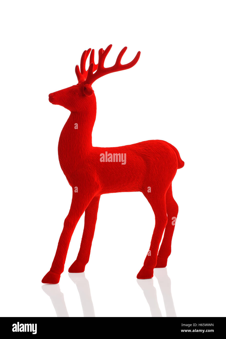 Figura de reno para Navidad aislado sobre un fondo blanco Fotografía de  stock - Alamy