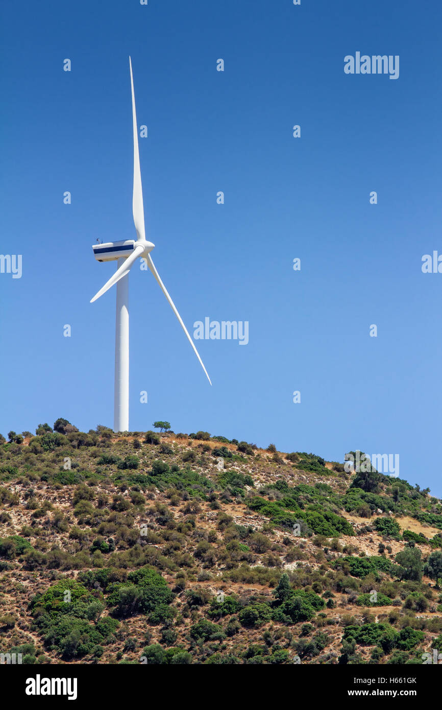 Energía alternativa: Turbina de viento en el paisaje rural, distrito de Paphos, en Chipre Foto de stock