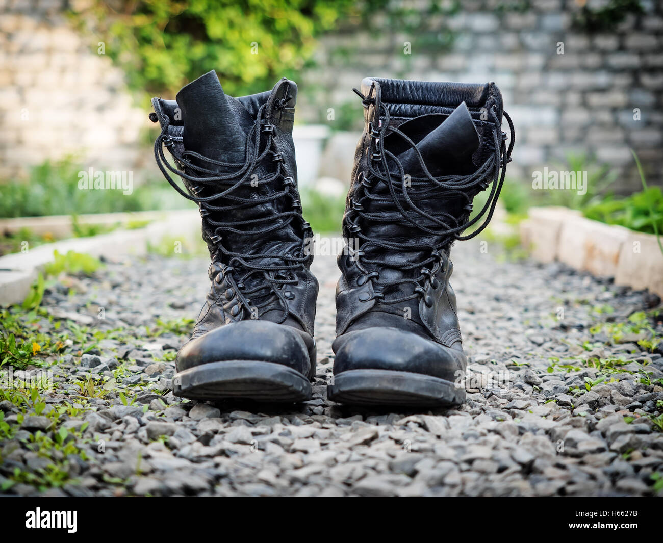 Par de viejas botas militares sobre piedras de superficie, profundidad de  campo Fotografía de stock - Alamy