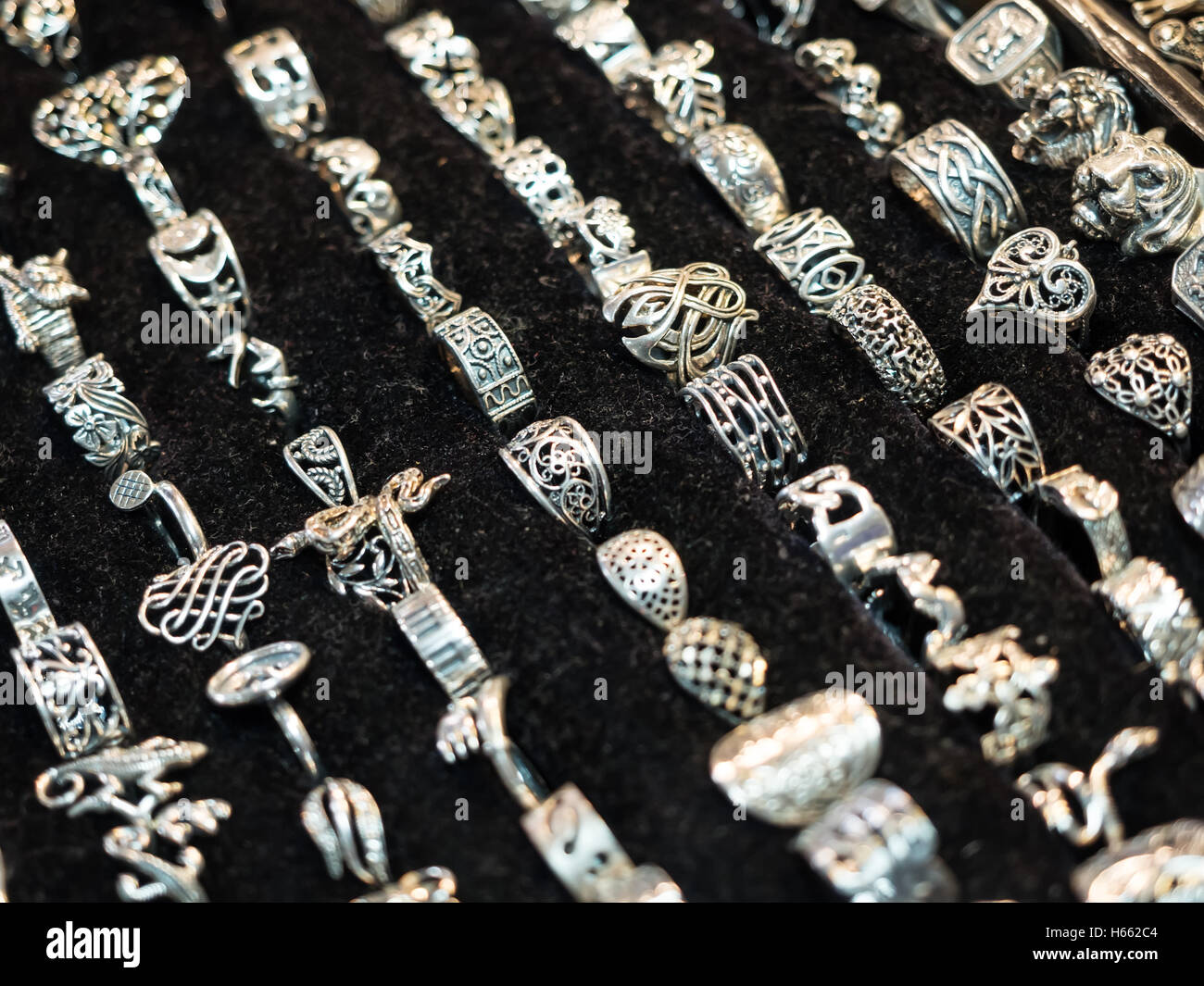 Anillos hechos a mano fotografías e imágenes de alta resolución - Alamy