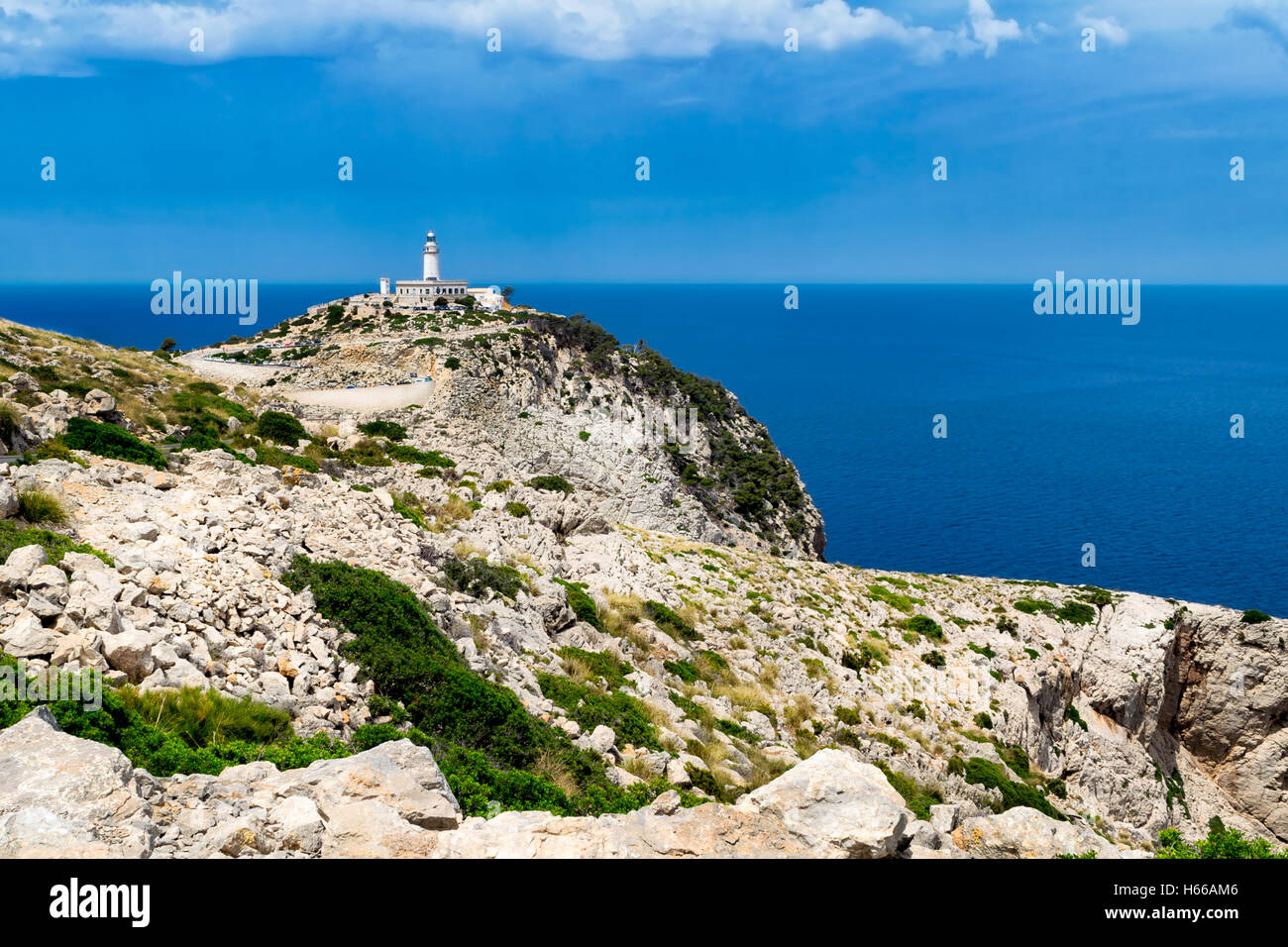 Faro en el Cabo de Formentor en la costa norte de Mallorca en España ( Baleares ) Foto de stock