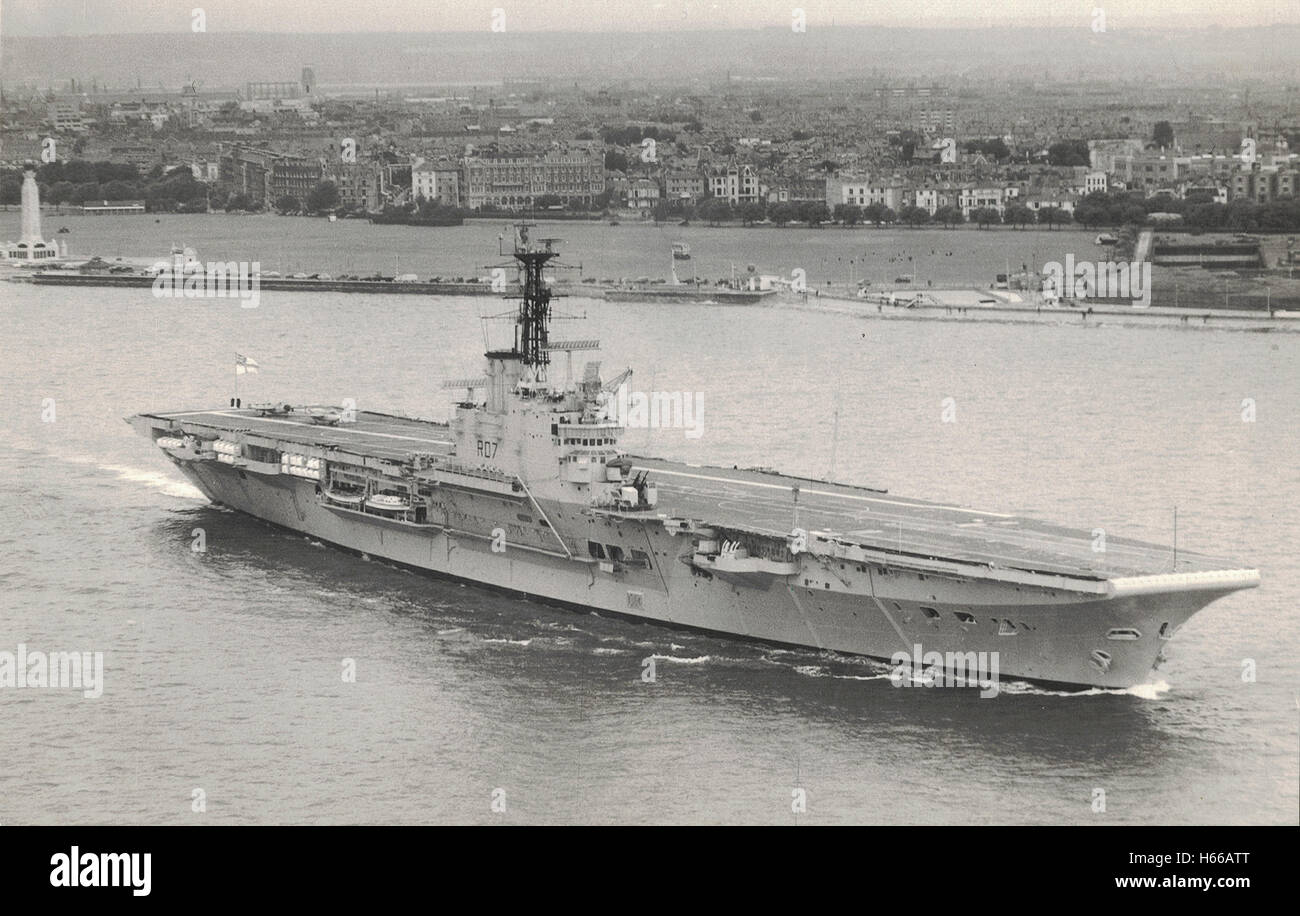 Portaaviones HMS Albion (R07), apodado "El Viejo fantasma gris de la costa de Borneo" Foto de stock